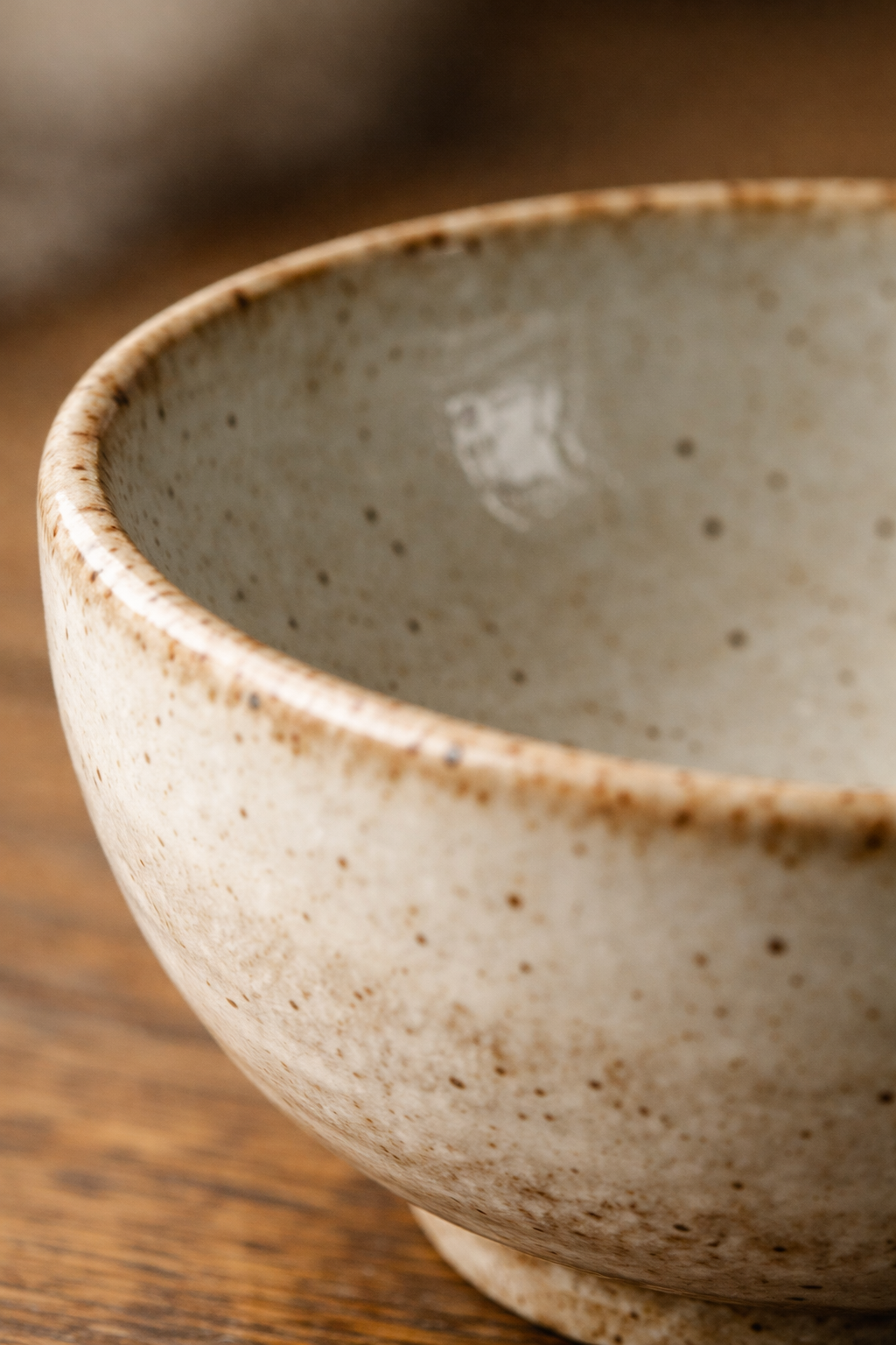 نمای نزدیک از سطح لعاب صاف و با کیفیت یک ظرف سرامیکی دستساز با بافت ریز و طبیعی