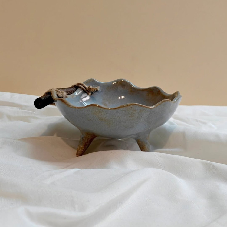 شکلات خوری سرامیکی دستساز مدل سه پایه دار تزیین شده با چوب ار ناب سرامیک