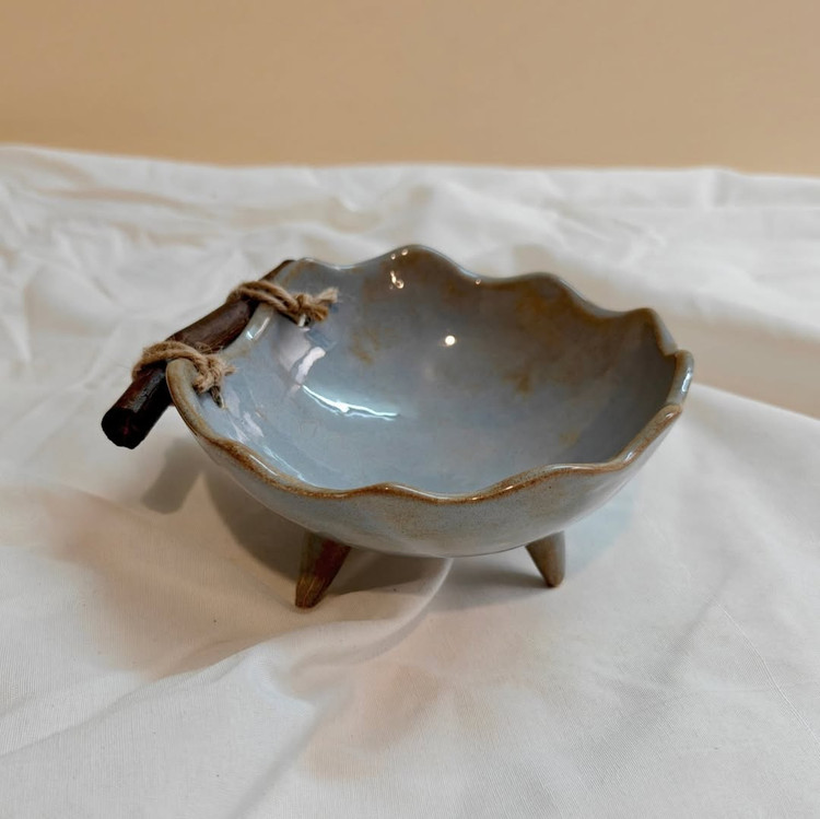 نمای بالایی شکلات خوری سرامیکی دستساز مدل سه پایه دار تزیین شده با چوب ار ناب سرامیک