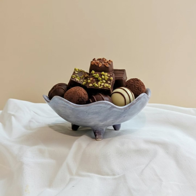 شکلات خوری سرامیکی دستساز لعاب آبی افکت دار از تولیدات ناب سرامیک