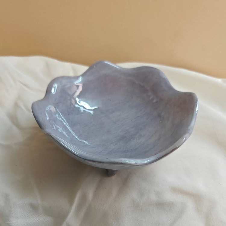 نمای بالای شکلات خوری سرامیکی دستساز لعاب آبی افکت دار از تولیدات ناب سرامیک