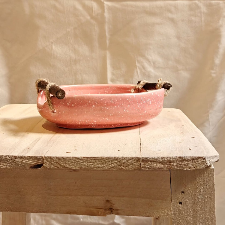 شکلات خوری سرامیکی دستساز رنگ صورتی تزیین شده با چوب مدل بیضی متوسط ساخت کارگاه ناب سرامیک