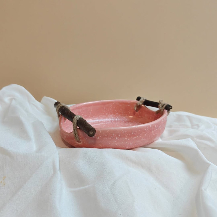 شکلات خوری سرامیکی دستساز رنگ صورتی تزیین شده با چوب از کارگاه ناب سرامیک