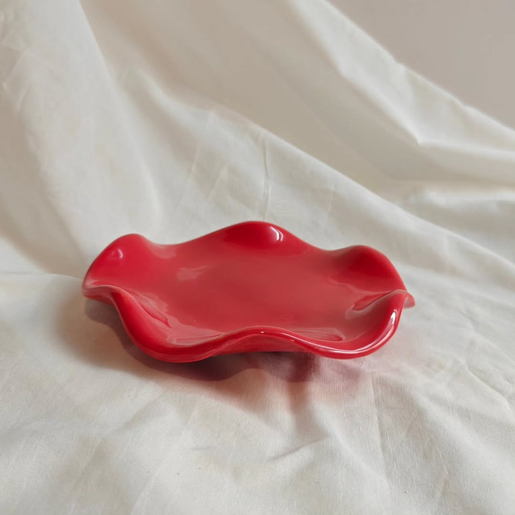 نمای بالای شیرینی خوری سرامیکی دستساز مدل لبه حالت دار طراحی و تولید ناب سرامیک