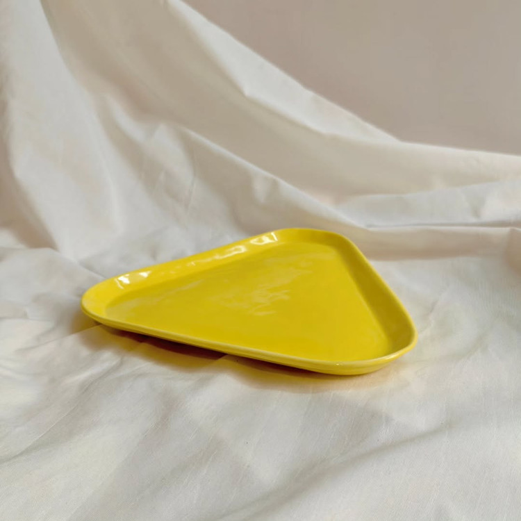 شیرینی خوری سرامیکی مدل مثلثی دستساز رنگ زرد