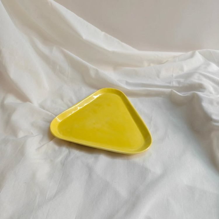 ظرف پذیرایی خاص مدل مثلثی رنگ زرد براق تولید ناب سرامیک