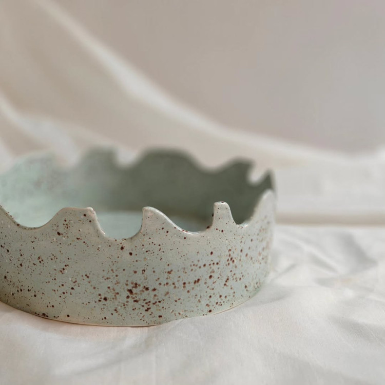 نمای نزدیک ظرف پذیرایی میوه خوری سرامیکی دستساز قطر ۳۰ سانتیمتر خاص و تک نسخه از ناب سرامیک