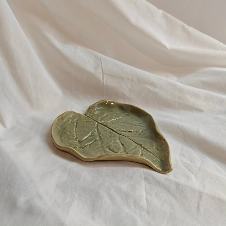 شیرینی خوری سرامیک مدل برگ دستساز رنگ سبز روشن از ناب سرامیک