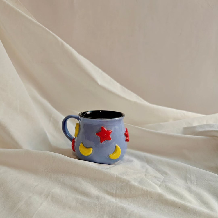 ماگ سرامیکی برجسته دستساز تولید کارگاه ناب سرامیک