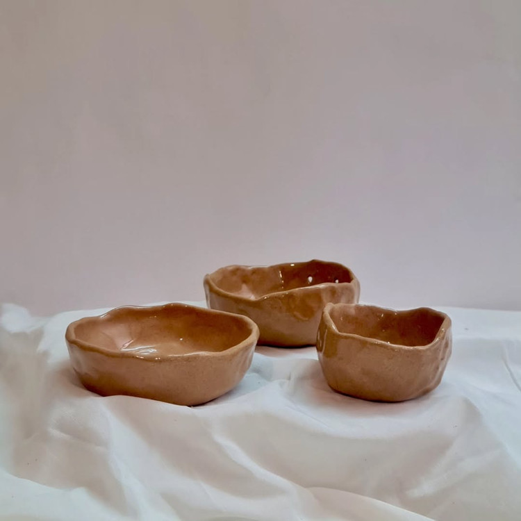 کاسه سرامیکی دستساز مدل پینچ رنگ سفالی مناسب دکوراسیون از ناب سرامیک