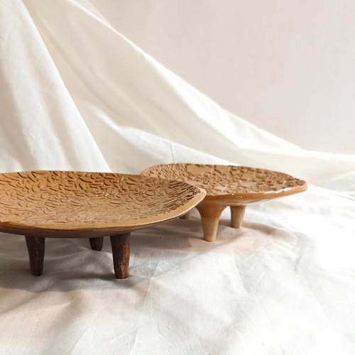 شیرینی خوری سرامیکی دستساز مدل سه پایه دار رنگ سفالی بیرون ظرف قهوه ای تیره از ناب سرامیک