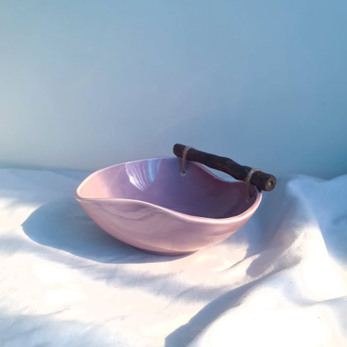 کاسه سرامیکی دستساز دفورمه تزیین شده با چوب