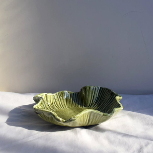 شکلات خوری سرامیکی دستساز مدل دفورمه رنگ سبز افکت دار