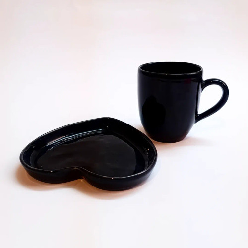 ماگ و زیرماگی سرامیکی مدل قلبی مشکی براق