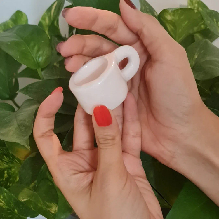 ماگ مینیاتوری سرامیکی دستساز ارتفاع 3 سانتمیتر برای دکوراسیون مینیمال رنگ سفید براق تولید ناب سرامیک