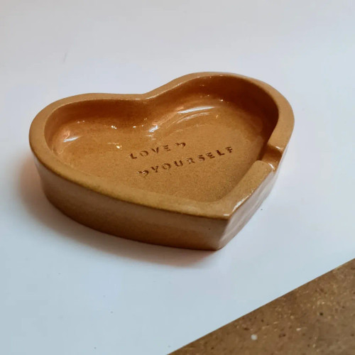 زیرسیگاری سرامیکی مدل قلبی دستساز طراحی و تولید ناب سرامیک