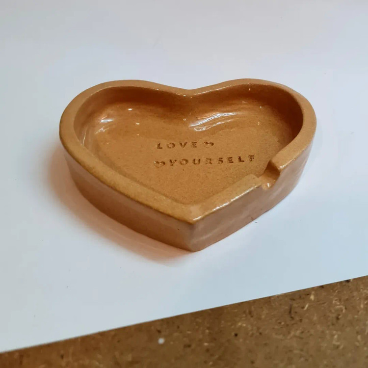 زیرسیگاری سرامیکی مدل قلبی دستساز طراحی و تولید ناب سرامیک