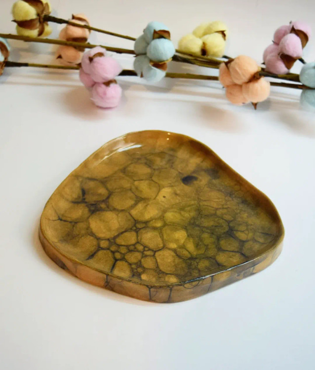 بشقاب دفورمه سرامیکی دستساز خاص و مینیمال رنگ سفالی و طرح حباب