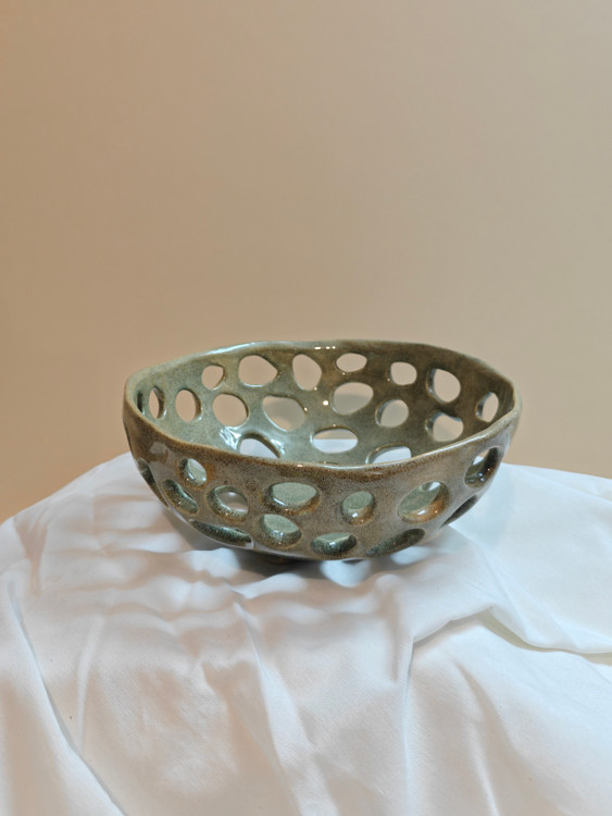 میوه خوری سرامیکی دستساز مدل گرد مشبک مناسی پذیرایی و دکوراسیون خاص و مدرن تولید دستی کارگاه ناب سرامیک