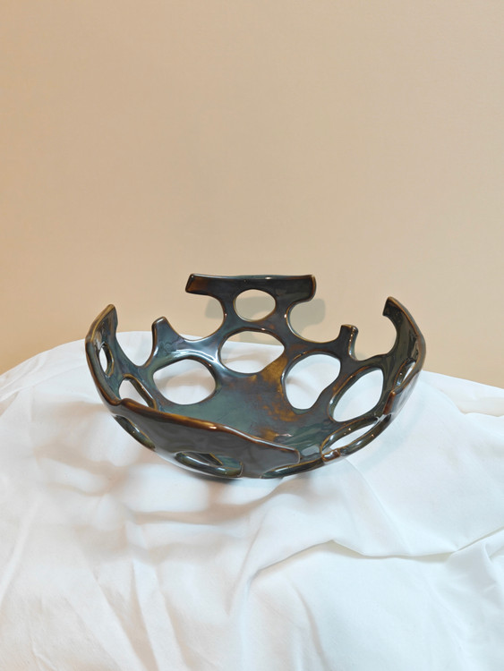 نمای بالای میوه خوری سرامیکی دستساز مدل مشبک بسیار خاص و مدرن از ناب سرامیک