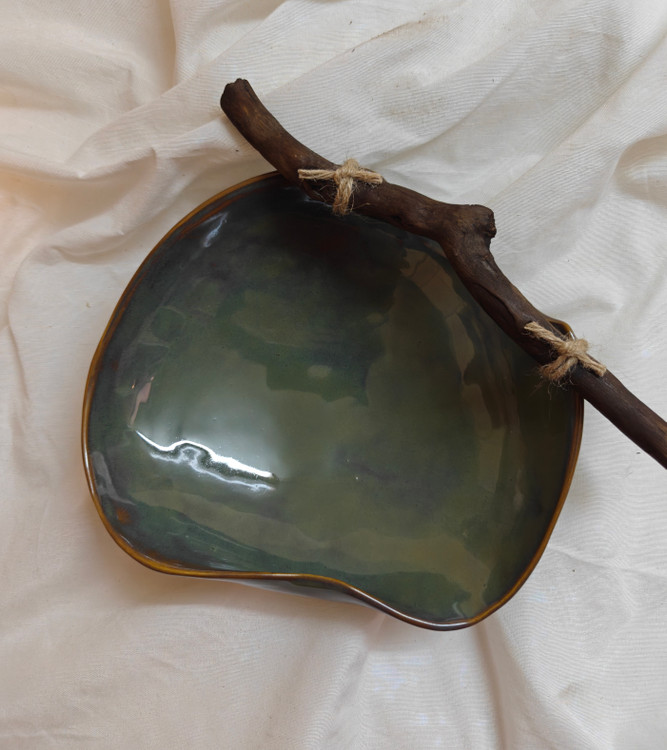 نمای بالای کاسه سرامیکی دستساز تزیین با چوب