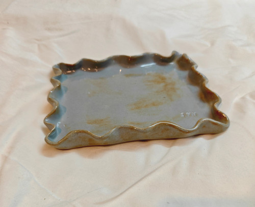 شیرینی خوری سرامیکی دستساز مدل لبه های حالت دهی شده با دست از کارگاه ناب سرامیک