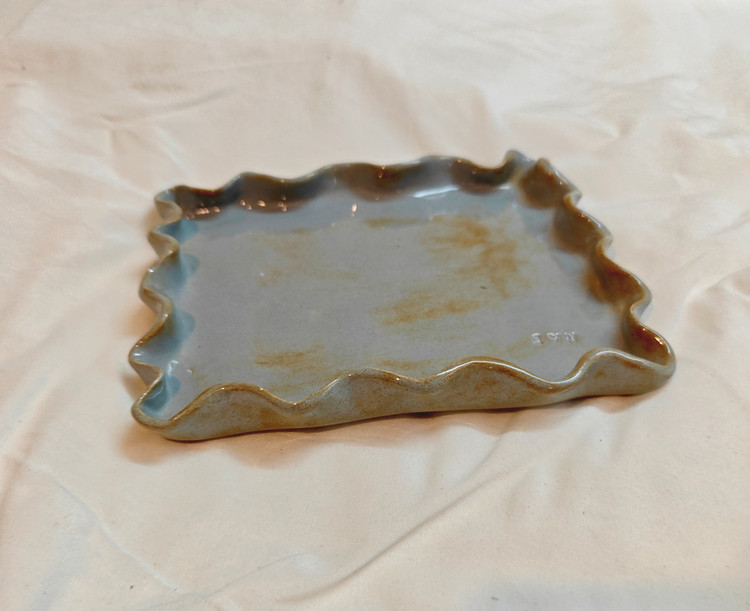 شیرینی خوری سرامیکی دستساز مدل لبه های حالت دهی شده با دست از کارگاه ناب سرامیک