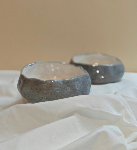 شکلات خوری سرامیکی دستساز مدل کاسه پینچ داخل سفید و خارج آبی بافت دار از برند ناب سرامیک