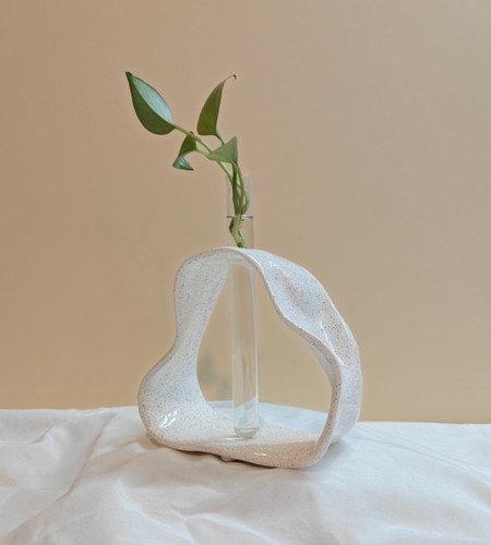 گلدان سرامیکی دفورمه دستساز ترکیب با لوله آزمایش از برند ناب سرامیک