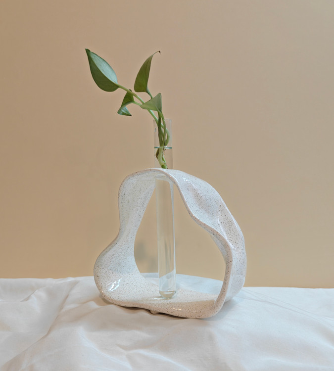 گلدان سرامیکی دفورمه دستساز ترکیب با لوله آزمایش از برند ناب سرامیک