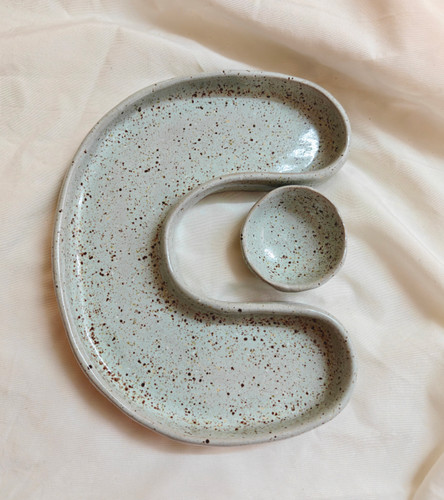 ظرف پذیرایی سرامیکی دستساز مدل U به همراه کاسه کوچک رنگ آبی فیروزه ای بافت دار