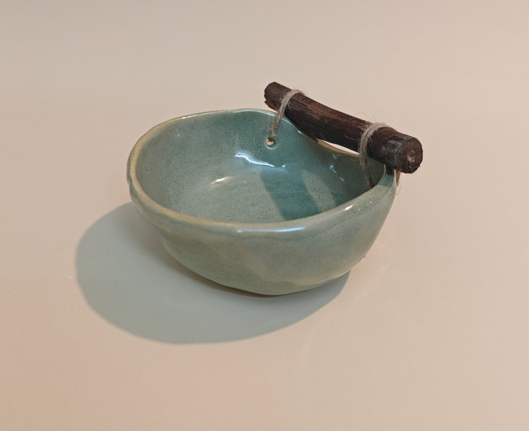 کاسه سرامیکی دستساز دفورمه تزیین شده با چوب ناب سرامیک