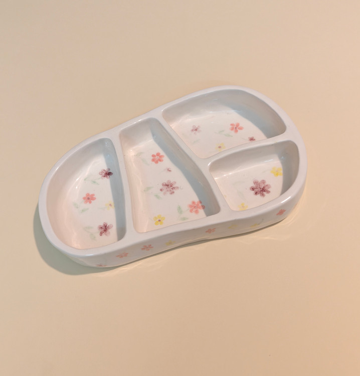 اردوخوری سرامیکی دستساز مدل 4 قسمتی لعاب سفید براق با نقاشی کمرنگ