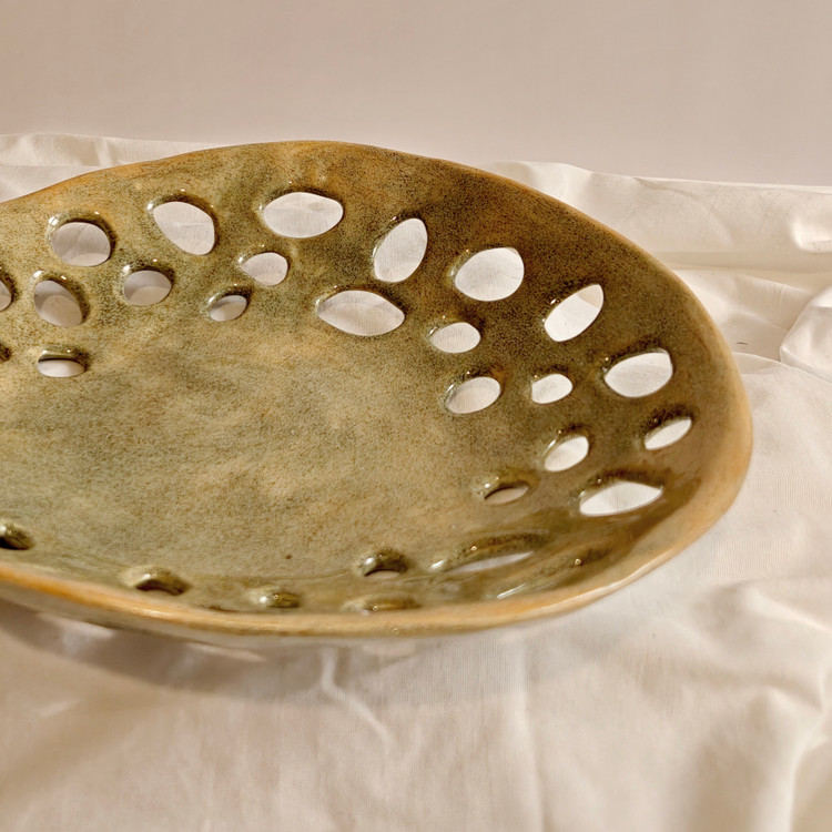 میوه خوری سرامیکی دستساز رنگ سبز دانه دار مدل مشبک