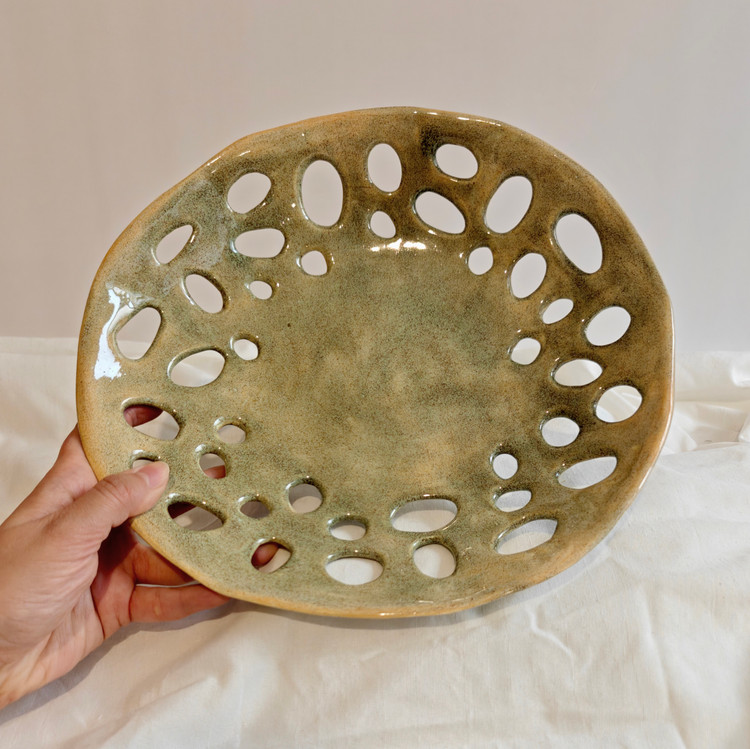 میوه خوری سرامیکی دستساز رنگ سبز دانه دار مدل مشبک